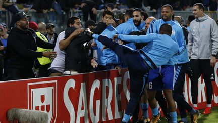 Patrice Evra frappe un supporter de l'OM&nbsp;avant le début du match contre Guimaraes (Portugal), jeudi 2 novembre 2017. (MAXPPP)