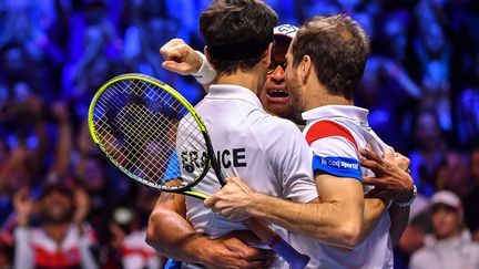 Yannick Noah congratule ses joueurs de double Pierre-Hugues Herbert et Richard Gasquet