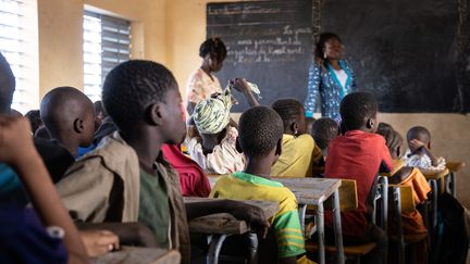 Ecole primaire au Burkina Faso où 2000 écoles ont fermé en raison des violences jihadistes. De nouvelles classes ont été créées pour scolariser les&nbsp; enfants fuyant les violences.&nbsp;Dori le 3 février 2020. (OLYMPIA DE MAISMONT / AFP)