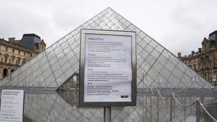 Une pancarte annonce la fermeture du musée du Louvre le 2 mars 2020 à Paris. (GAO JING / XINHUA / AFP)