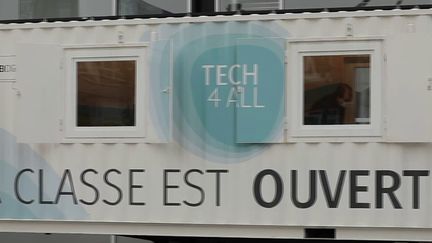 Pas-de-Calais : un camion itinérant vient en aide aux habitants pour utiliser leur ordinateur et leur smartphone