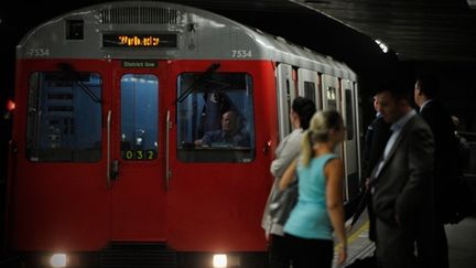 Des passagers du métro londonien, le 6 septembre 2010. (AFP - Carl Court)