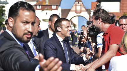 Alexandre Benalla accompagne Emmanuel Macron, lors du second tour des élections législatives, le 18 juin 2017, au Touquet (Pas-de-Calais). (CHRISTOPHE ARCHAMBAULT / AFP)