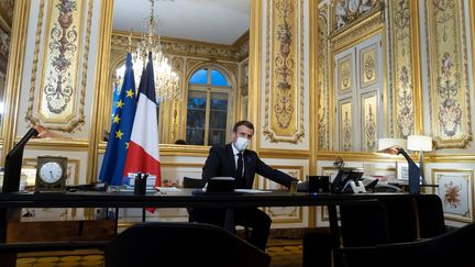 Emmanuel Macron lors d'un entretien téléphonique avec Joe Biden, le 10 novembre 2020, depuis l'Elysée, à Paris. (IAN LANGSDON / AFP)