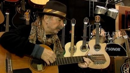 Pierre Vassiliu se sépare de trois de ses guitares
 (France 3 / Culturebox)