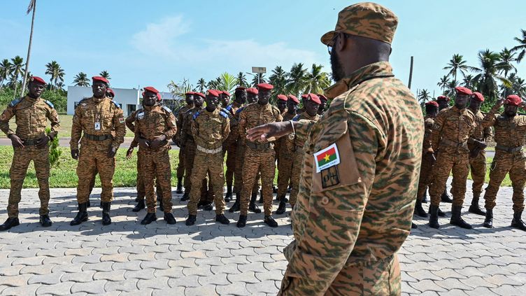 Des soldats de l'armée du Burkina Faso, à Jacqueville, en Côte d'Ivoire, le 14 mars 2023. (ISSOUF SANOGO / AFP)