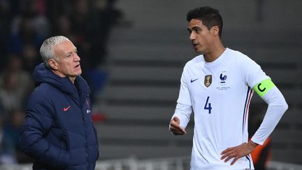 Didier Deschamps et Raphaël Varane lors de France-Afrique du Sud, le 29 mars 2022, à Villeneuve-d'Ascq. (FRANCK FIFE / AFP)