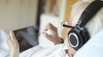 Patient écoutant de la musique. (MASKOT / MASKOT / GETTY IMAGES)