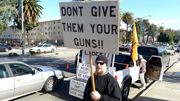 "Ne leur donnez pas vos armes", r&eacute;clame ce militant dans le quartier Van Nuys de Los Angeles (Californie, Etats-Unis), le 26 d&eacute;cembre 2012. (JOE KLAMAR / AFP)