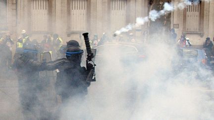 Des policiers et des "gilets jaunes" pendant la manifestation du 2 février 2019 à Toulouse. (PASCAL PAVANI / AFP)