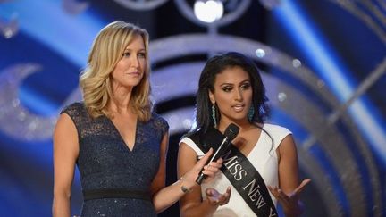 Atlantic City (Etats-Unis) : Miss New York 2013 Nina Davuluri, sacrée Miss America 2014 (à droite) et l'animatrice Lara Spencer, le 15 septembre 2013. (Michael Loccisano / GETTY IMAGES NORTH AMERICA / AFP)