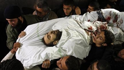 Une victime d'un raid israélien à Gaza le 22 mars 2011 emmené à l'hôpital (AFP/MOHAMMED ABED)