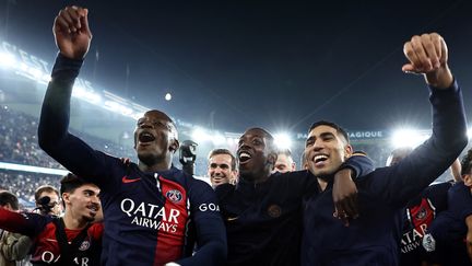 Nordi Mukiele, Ousmane Dembélé et Achraf Hakimi célèbrent le large succès du PSG contre l'OM (4-0), le 24 septembre 2023 au Parc des Princes, à Paris. (FRANCK FIFE / AFP)