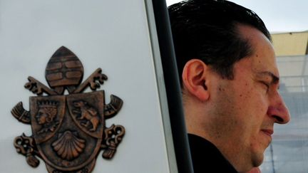 Le majordome de Beno&icirc;t XVI, Paolo Gabriele, le 25 avril 2012 dans la papamobile au Vatican. (ALBERTO PIZZOLI / AFP)