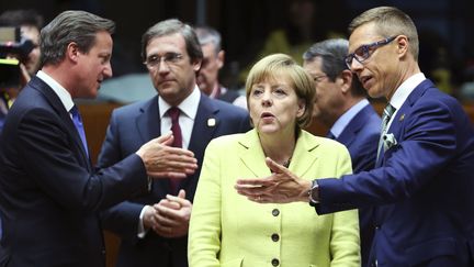 Discussion, le 16 juillet 2014 &agrave; Bruxelles (Belgique), entre l'Allemande Angela Merkel et les Premiers ministres britannique, portugais et finlandais,&nbsp;David Cameron,&nbsp;Pedro Passos Coelho, Alexander Stubb. (FRANCOIS LENOIR / REUTERS)