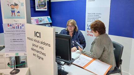 Lynda, an employee of La Poste, helps Karen, who has come to complete a civil status procedure that day in Pouilly-sur-Loire, in Nièvre. (AGATHE MAHUET / FRANCE INFO / RADIOFRANCE)