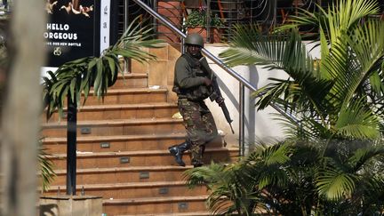 Un soldat k&eacute;nyan, devant le centre commercial Westgate vis&eacute; par une attaque terroriste, &agrave; Nairobi, le 22 septembre 2013. (© GORAN TOMASEVIC / REUTERS / X90012)