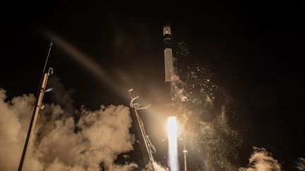 La fusée transportant le satellite commercial de démonstration d'élimination des débris Astroscale "ADRAS-J" décollant du complexe de lancement 1 de Rocket Lab sur la péninsule de Mahia en Nouvelle-Zélande, le 19 février 2024. (HANDOUT / ASTROSCALE /ROCKET LAB/ASTROSCAL)