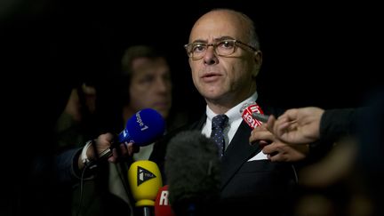 Le ministre de l'Int&eacute;rieur Bernard Cazeneuve r&eacute;pond aux journalistes, le 15 septembre 2014, &agrave;&nbsp;V&eacute;lizy-Villacoublay pr&egrave;s de Paris. (KENZO TRIBOUILLARD / AFP)