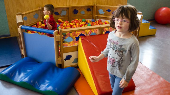 Kilyan (gauche) et Cassandra s'amusent dans la salle de jeux de l'&eacute;cole maternelle Ariane Icare, &agrave; Strasbourg (Bas-Rhin), le 17 mars 2015. (MARIE-VIOLETTE BERNARD / FRANCETV INFO)