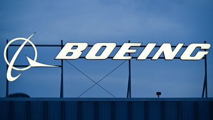 Le logo de Boeing à l'extérieur de bureaux de l'entreprise près de l'aéroport international de Los Angeles (Californie, Etats-Unis), le 18 janvier 2024. (PATRICK T. FALLON / AFP)