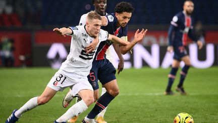 Adrien Truffert (Rennes) au duel avec Marquinhos (PSG) (FRANCK FIFE / AFP)