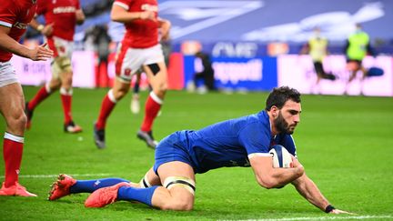 Charles Ollivon qui inscrit le quatrième essai français contre le pays de Galles lors du Tournoi des Six Nations 2020. (ANNE-CHRISTINE POUJOULAT / AFP)