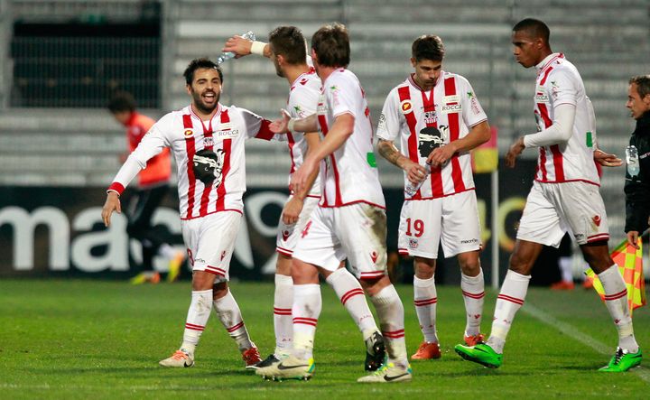 La joie des joueurs d'Ajaccio apr&egrave;s leur victoire sur Rennes (3-1), le 8 f&eacute;vrier 2014.&nbsp; (PASCAL POCHARD CASABIANCA / AFP)