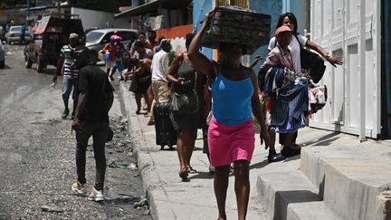 Des habitants fuient le quartier de Carrefour Feuilles à Port-au-Prince (Haïti), le 15 août 2023. (RICHARD PIERRIN / AFP)