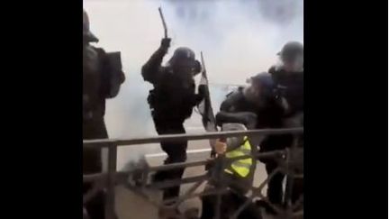 Capture d'écran d'une vidéo tournée lors d'une manifestation des "gilets jaunes" à Quimper (Finistère), le 11 mars 2019.&nbsp; (GOOGLE MAPS / FRANCEINFO)