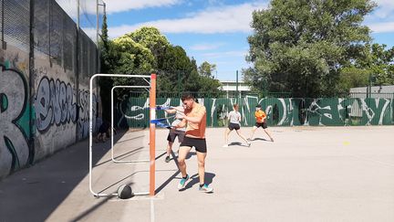 Le poteau et les élastiques remplacent l'adversaire pour ces judokas qui s'entraînent à Montpellier dans l'Hérault, le 17 juin 2020. (SIMON CARDONA / RADIOFRANCE)