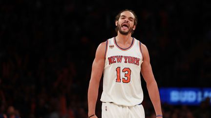 Le basketteur français Joakim Noah lors d'un match entre les Knicks et les Grizzlies, le 29 octobre 2016 au Madison Square Garden de New York (Etats-Unis). (MICHAEL REAVES / GETTY IMAGES NORTH AMERICA / AFP)