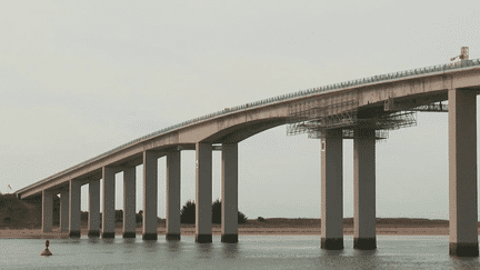 Faut-il rétablir le péage du pont de l’île de Noirmoutier pour préserver l’environnement, et lutter aussi contre le surtourisme ? C’est le débat qui agite en ce moment habitants et élus. (France 2)