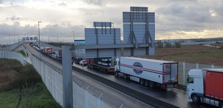 Un manifestation des pêcheurs&nbsp;Bretons, Normands et des Hauts-de-France bloque l'entrée du tunnel sous la manche vendredi 26 novembre 2021. (BENJAMIN FONTAINE / RADIO FRANCE)