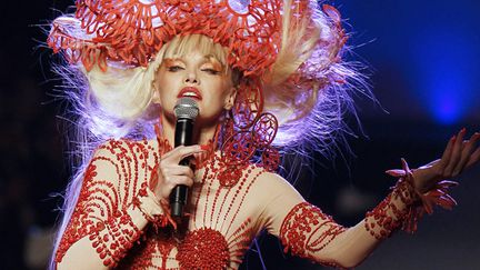 Arielle Dombasle chante au défilé Jean-Paul Gaultier Haute couture  printemps-été 2010.
 (François Guillot / AFP)