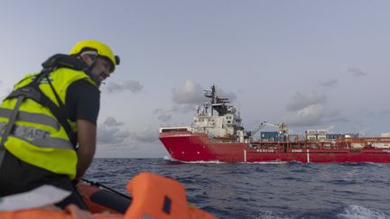 Le navire Ocean Viking de l'ONG SOS Méditerranée, le 25 août 2022. (JEREMIAS GONZALEZ / AP / SIPA)