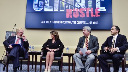 David Legates (3e en partant de la gauche de la photo) lors d'un débat sur le climat à Washington (USA), le 14 avril 2016. (KRIS CONNOR / GETTY IMAGES NORTH AMERICA)