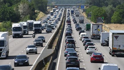 Des voitures sur l'autoroute A7, au sud de Lyon, le 4 juin 2022. (MAXPPP)