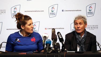 La manager des Bleues, Annick Hayraud (à droite), aux côtés de la capitaine du XV de France, Gaëlle Hermet, en conférence de presse le 22 janvier 2020. (STEVEN PASTON / MAXPPP)