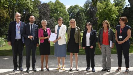 La présidente du Haut Conseil pour le climat, Corinne Le Quéré, remet le quatrième rapport de l'instance à la Première ministre, Elisabeth Borne, le 29 juin 2022 à Paris. (JULIEN DE ROSA / AFP)