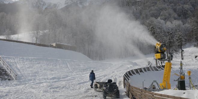 Un canon à neige à Roza Khutor