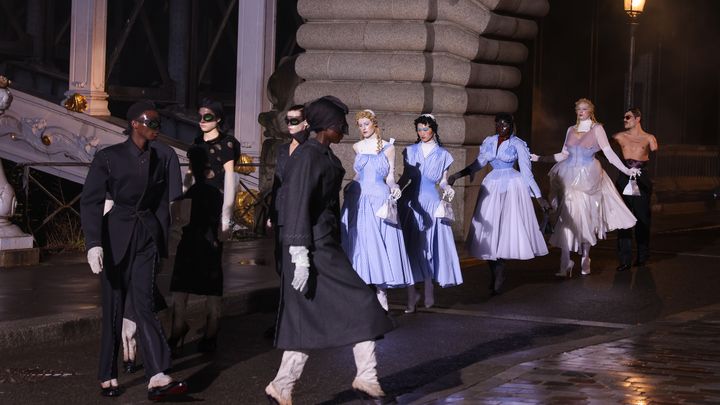 Des mannequins défilent lors du défilé de la maison Margiela Haute Couture dans le cadre de la Semaine de la mode de Paris, le 25 janvier 2024. (PIERRE SUU / GETTY)