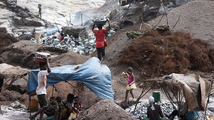 "Au Burkina Faso, plus des deux cinquièmes des enfants âgés de 5 à 17 ans sont économiquement actifs, alors que le Code du travail interdit le travail des enfants de moins de 16 ans. Le pays est signataire de la Convention relative aux droits de l’Enfant et de la Charte africaine des droits et du bien-être de l’Enfant. En 2017, le gouvernement burkinabè a adopté un nouveau décret en appui au programme national de lutte contre le travail des enfants. Ce décret liste l’ensemble des travaux dangereux&nbsp;» pour ces derniers, explique la Fondation.&nbsp; &nbsp; (ANNE MIMAULT / REUTERS)