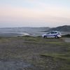 Un véhicule de police stationné aux abords d'une plage de Wimereux (Pas-de-Calais), le matin du 21 septembre 2021. (PIERRE-LOUIS CARON / FRANCEINFO)