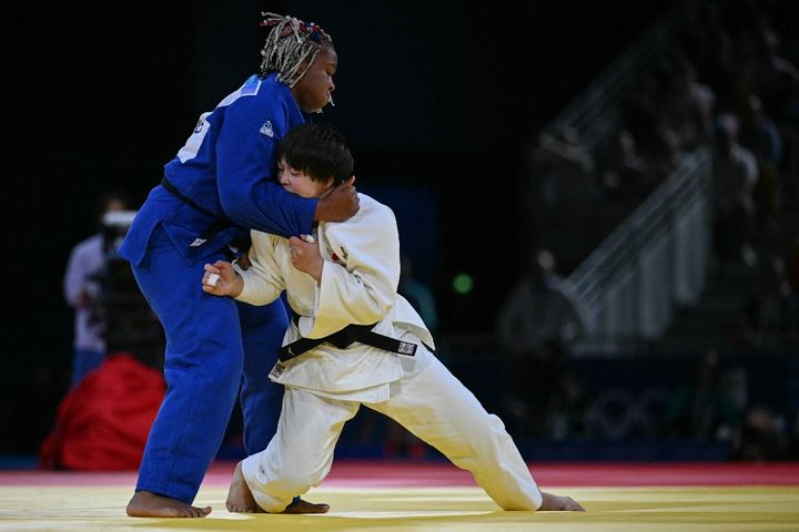 Menée, la France a l'occasion de revenir grâce à Romane Dicko (+78 kg) face à une adversaire largement à sa portée, Rika Takayama. Si le début du combat montre une nette domination de la judoka française, cette dernière rate une attaque et se fait piéger. Un waza-ari suffit. L'Arena Champ-de-Mars est sous le choc : le Japon prend les devants (2-0). (LUIS ROBAYO / AFP)