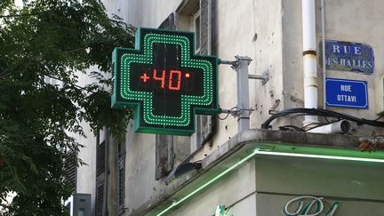 Une pharmacie affiche 40°C en août 2017, à Ajaccio. (PASCAL POCHARD-CASABIANCA / AFP)