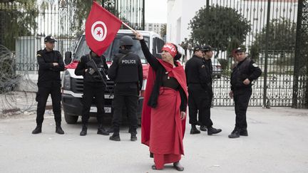 &nbsp; (Le 20 mars 2015, une femme brandit le drapeu tunisien devant le musée du Bardo © Maxppp)