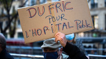 Un homme brandit une pancarte "DU FRIC POUR L'HÔPITAL PUBLIC" lors d'une manifestation à Marseille, en novembre 2020. Image d'illustration. (JEROME GILLES / NURPHOTO)