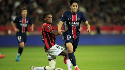 Hicham Boudaoui (Nizza) und Kang-in Lee (PSG) kämpfen am siebten Tag der Ligue 1, dem 6. Oktober 2024, im Allianz Riviera um den Ball. (VALERY HACHE / AFP)