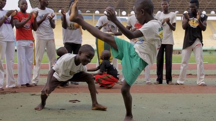 Des jeunes centrafricains&nbsp;suivent des cours de capoeira à Bangui, tous les dimanches, comme le 1er juillet dernier. (CHARLES BOUESSEL / AFP)